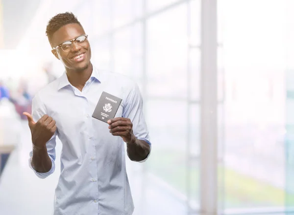 Młody Człowiek African American Paszportem Polska Skierowana Dłoni Palców Górę — Zdjęcie stockowe