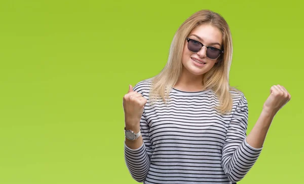 Jonge Kaukasische Vrouw Dragen Van Een Zonnebril Geïsoleerde Achtergrond Vieren — Stockfoto