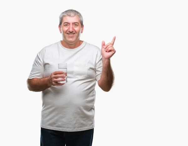 Красивый Пожилой Человек Пьет Стакан Воды Изолированном Фоне Доволен Указывая — стоковое фото