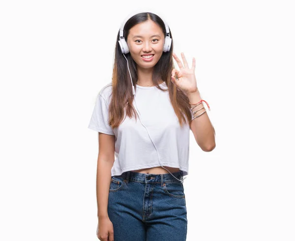 Jovem Mulher Asiática Usando Fones Ouvido Fazendo Sinal — Fotografia de Stock