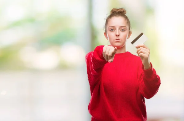 Junge Blonde Frau Mit Kreditkarte Die Mit Dem Finger Die — Stockfoto