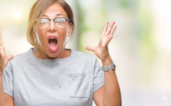 中年年配のヒスパニック系女性で眼鏡をかけては 狂気を祝う背景を分離し 驚いて腕の成功のため叫んで興奮発生と開いた目 勝者の概念 — ストック写真