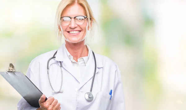 Mujer Médica Rubia Mediana Edad Sosteniendo Portapapeles Sobre Fondo Aislado —  Fotos de Stock