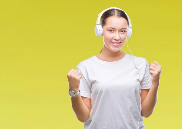 Jonge Kaukasische Vrouw Luisteren Naar Muziek Dragen Koptelefoon Geïsoleerde Achtergrond — Stockfoto