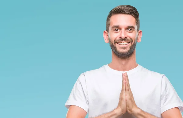 Jovem Homem Bonito Sobre Fundo Isolado Orando Com Mãos Juntas — Fotografia de Stock