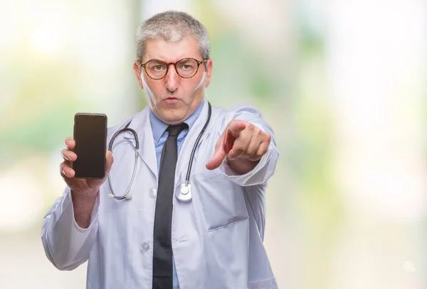 Yakışıklı Kıdemli Doktor Adam Gösteren Ekran Smarpthone Kamera Size Parmak — Stok fotoğraf