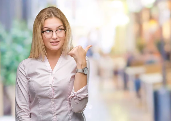 Joven Mujer Negocios Caucásica Con Gafas Sobre Fondo Aislado Sonriendo —  Fotos de Stock