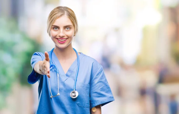Jonge Mooie Blonde Dokter Chirurg Verpleegkundige Vrouw Geïsoleerd Achtergrond Lachende — Stockfoto