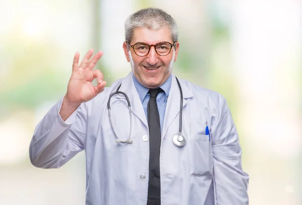 英俊的资深医生人在被隔绝的背景微笑正面做确定的标志用手和手指 成功的表达 — 图库照片