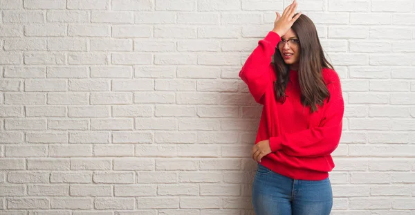 Jonge Brunette Vrouw Permanent Witte Bakstenen Muur Verrast Met Hand — Stockfoto