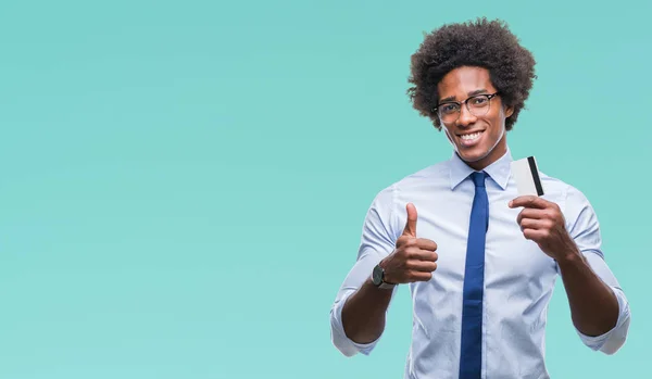 Afro Americano Hombre Sosteniendo Tarjeta Crédito Sobre Aislado Fondo Feliz —  Fotos de Stock