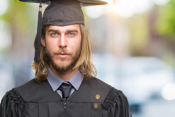 Jovem Bonito Graduado Homem Com Cabelos Longos Sobre Fundo Isolado — Fotografia de Stock