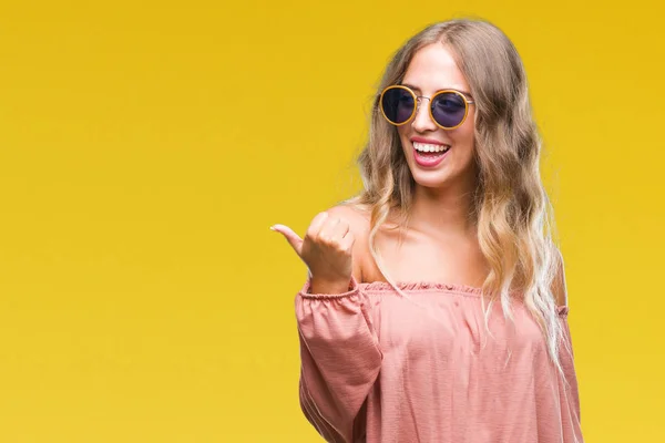 Schöne Junge Blonde Frau Trägt Retro Sonnenbrille Über Isoliertem Hintergrund — Stockfoto