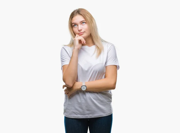 Young Caucasian Woman Isolated Background Hand Chin Thinking Question Pensive — Stock Photo, Image