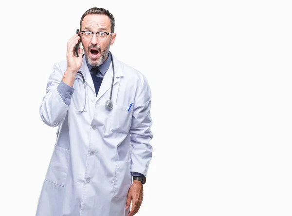 Medelåldern Hoary Överläkare Man Pratar Smartphone Över Isolerade Bakgrund Rädd — Stockfoto