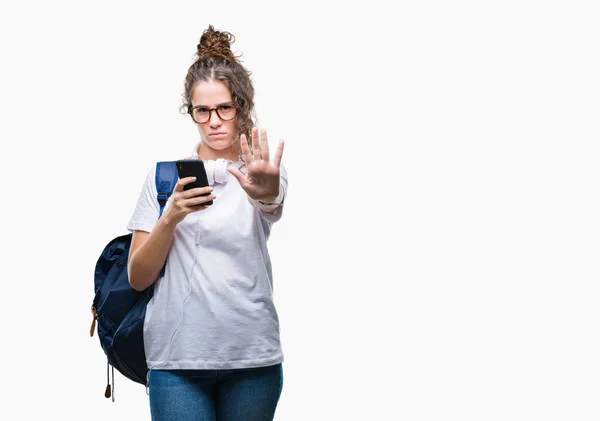 Jovem Menina Estudante Morena Usando Mochila Fones Ouvido Smartphone Sobre — Fotografia de Stock