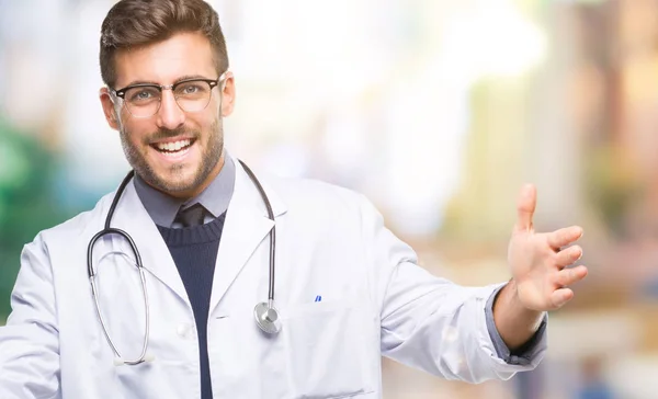 Jonge Knappe Dokter Man Geïsoleerde Achtergrond Kijken Naar Camera Glimlachen — Stockfoto