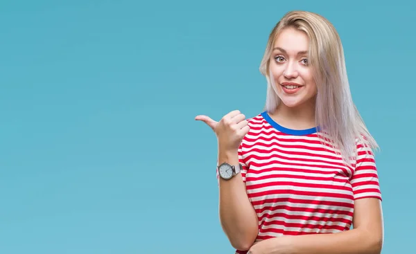 Jovem Loira Sobre Fundo Isolado Sorrindo Com Rosto Feliz Olhando — Fotografia de Stock