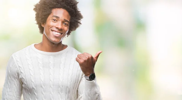 Hombre Afroamericano Sobre Fondo Aislado Sonriendo Con Cara Feliz Mirando —  Fotos de Stock