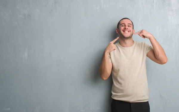 Giovane Uomo Caucasico Sulla Parete Grigia Grunge Sorridente Fiducioso Mostrando — Foto Stock