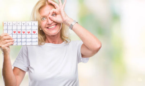 Mulher Loira Meia Idade Segurando Calendário Menstruação Ver Fundo Isolado — Fotografia de Stock