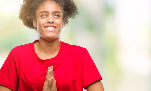 Mujer Afroamericana Joven Sobre Fondo Aislado Mendigando Rezando Con Las — Foto de Stock