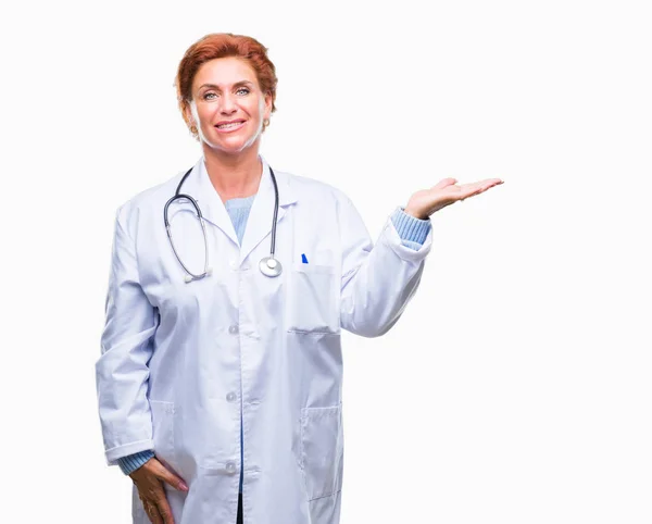 Senior Donna Medico Caucasico Indossa Uniforme Medica Sfondo Isolato Sorridente — Foto Stock