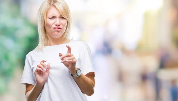 Joven Hermosa Mujer Rubia Con Camiseta Blanca Sobre Fondo Aislado — Foto de Stock