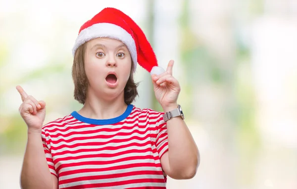 Молодая Взрослая Женщина Синдромом Дауна Рождественской Шляпе Изолированном Фоне Удивлена — стоковое фото
