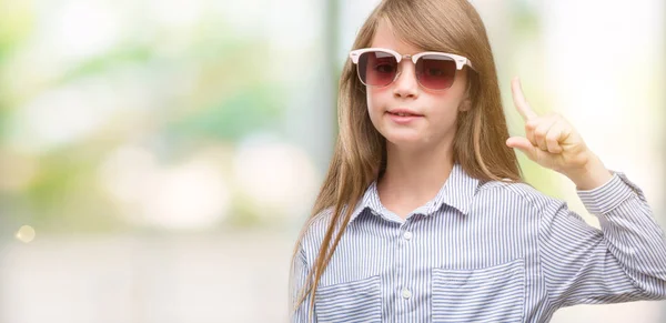 Giovane Bambina Bionda Con Camicia Blu Sorpresa Idea Una Domanda — Foto Stock