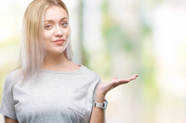 Joven Rubia Sobre Fondo Aislado Sonriente Alegre Presentando Señalando Con — Foto de Stock