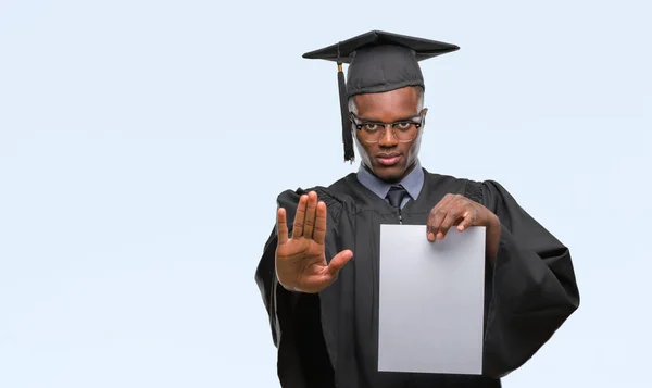 Joven Hombre Afroamericano Graduado Sosteniendo Grado Papel Blanco Sobre Fondo — Foto de Stock