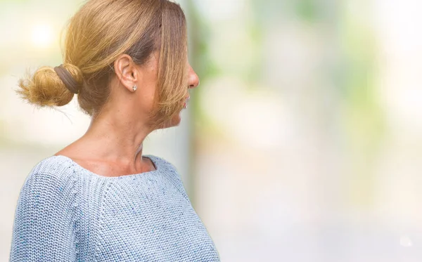 Donna Ispanica Anziana Mezza Età Che Indossa Maglione Invernale Sfondo — Foto Stock