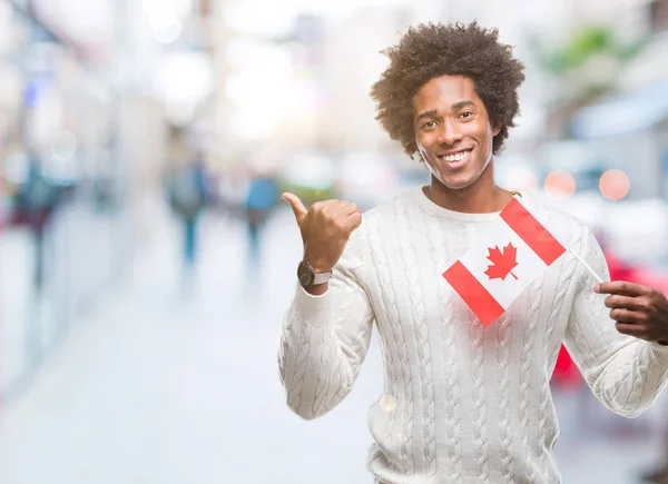 Afro Americano Uomo Bandiera Del Canada Sfondo Isolato Puntando Mostrando — Foto Stock