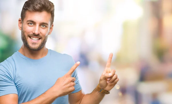 Joven Hombre Guapo Sobre Fondo Aislado Sonriendo Mirando Cámara Apuntando —  Fotos de Stock