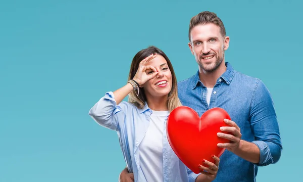 Giovane Coppia Innamorata Tenendo Cuore Rosso Sfondo Isolato Con Viso — Foto Stock