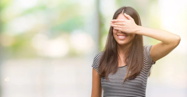 Ung Vacker Spansktalande Kvinna Ler Och Skrattar Med Hand Ansiktet — Stockfoto