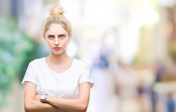 Unga Vackra Blonda Kvinnan Bär Vit Shirt Över Isolerade Bakgrund — Stockfoto