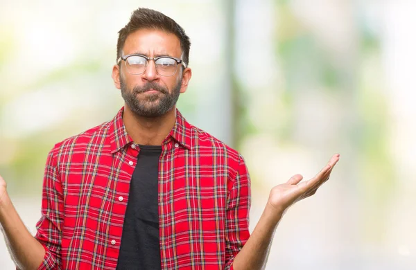 Hombre Hispano Adulto Con Gafas Sobre Fondo Aislado Expresión Despistada — Foto de Stock