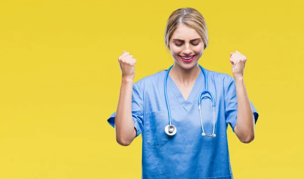 Jonge Mooie Blonde Dokter Chirurg Verpleegkundige Vrouw Geïsoleerde Achtergrond Enthousiast — Stockfoto