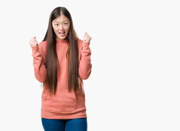 Jonge Chinese Vrouw Geïsoleerde Achtergrond Dragen Sport Sweathshirt Vieren Verrast — Stockfoto