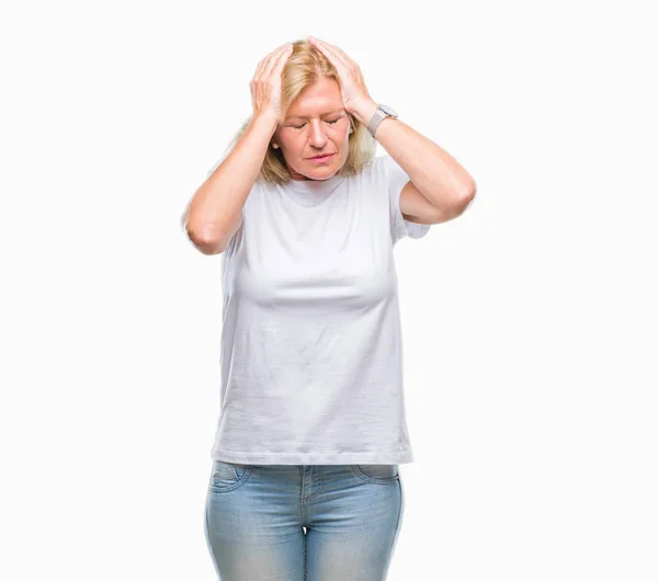 中年金发女人在孤立的背景下患有头痛绝望和压力 因为疼痛和偏头痛 手在头上 — 图库照片