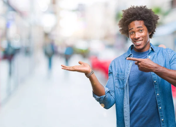 Afro Americano Uomo Sfondo Isolato Stupito Sorridente Alla Fotocamera Mentre — Foto Stock