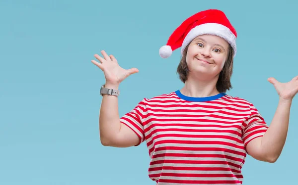 Mulher Adulta Jovem Com Síndrome Usando Chapéu Natal Sobre Fundo — Fotografia de Stock