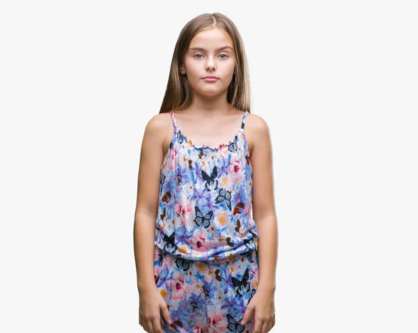 年轻美丽的女孩穿着五颜六色的衣服在孤立的背景与严重的表情在脸上 简单而自然地看着相机 — 图库照片