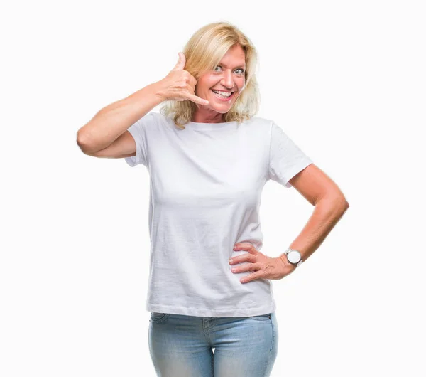 Donna Bionda Mezza Età Sfondo Isolato Sorridente Facendo Gesto Telefonico — Foto Stock