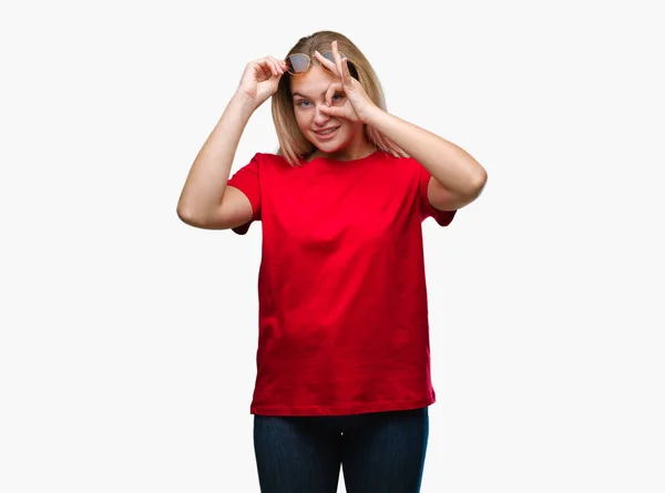 Young Caucasian Woman Wearing Sunglasses Isolated Background Doing Gesture Hand — Stock Photo, Image