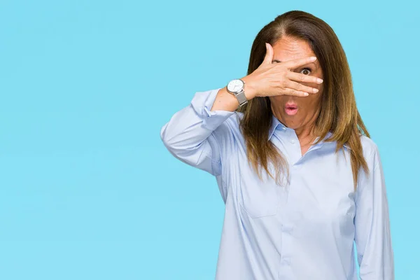 Linda Mulher Adulta Negócios Meia Idade Sobre Fundo Isolado Espreitando — Fotografia de Stock