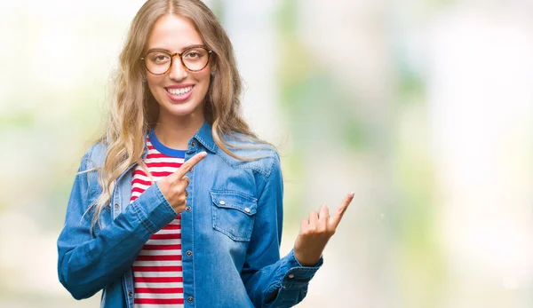 Linda Jovem Loira Usando Óculos Sobre Fundo Isolado Sorrindo Olhando — Fotografia de Stock