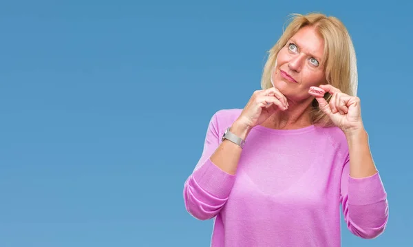 Medioevo Donna Bionda Mangiare Rosa Macaron Biscotto Sfondo Isolato Volto — Foto Stock